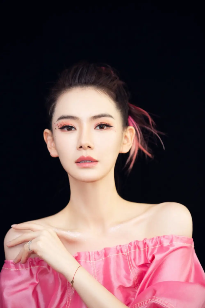 英气眉适合大部分男生以及中性风女生,眉型前宽后窄,长度略短,宽度略