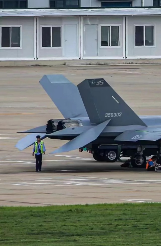 低可视涂装隐藏式空速管第三架歼35原型机处处充满惊喜
