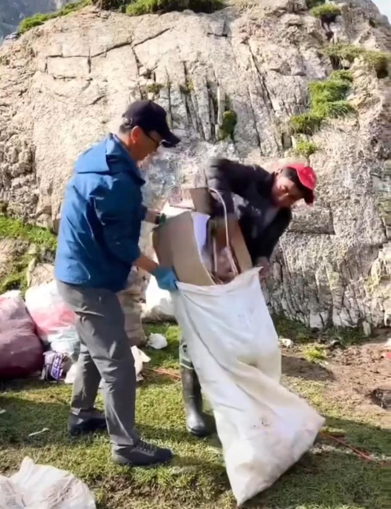 驴友在新疆天堂湖留下遍地垃圾，当地文旅局：已用直升机清运