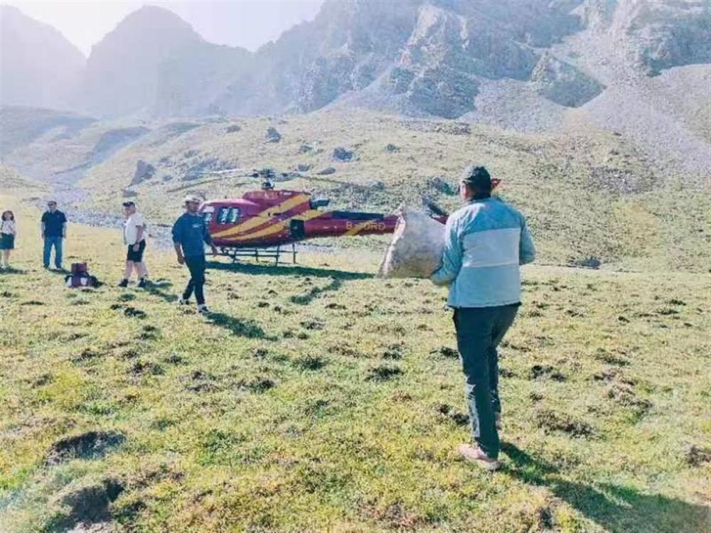 驴友在新疆天堂湖留下遍地垃圾，当地文旅局：已用直升机清运