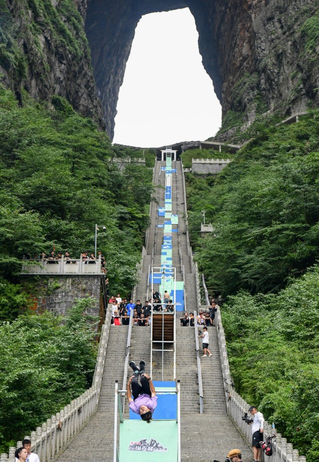 天门山999级阶梯图片