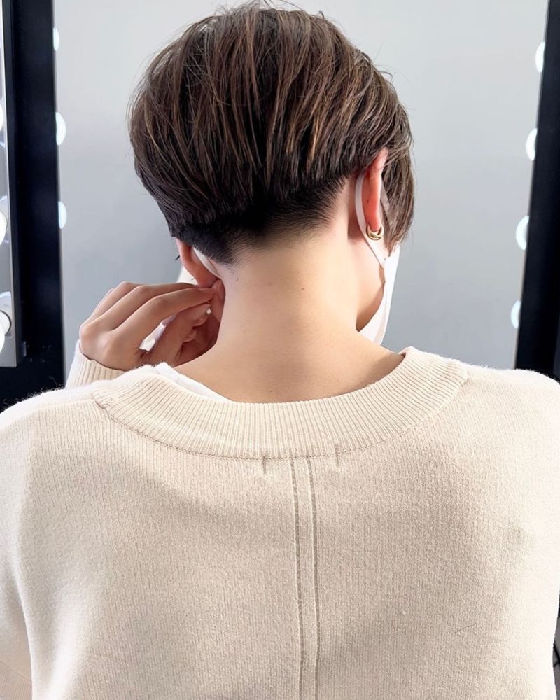 特别是对于那些发际线长得比较靠下,发根又是逆向生长的女性,选择推边