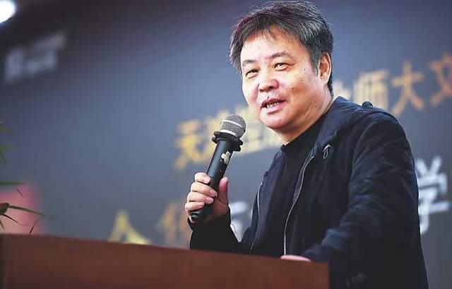 作家余华再爆金句,因做核酸将女主改成殷姓,自称缺点是不想上班