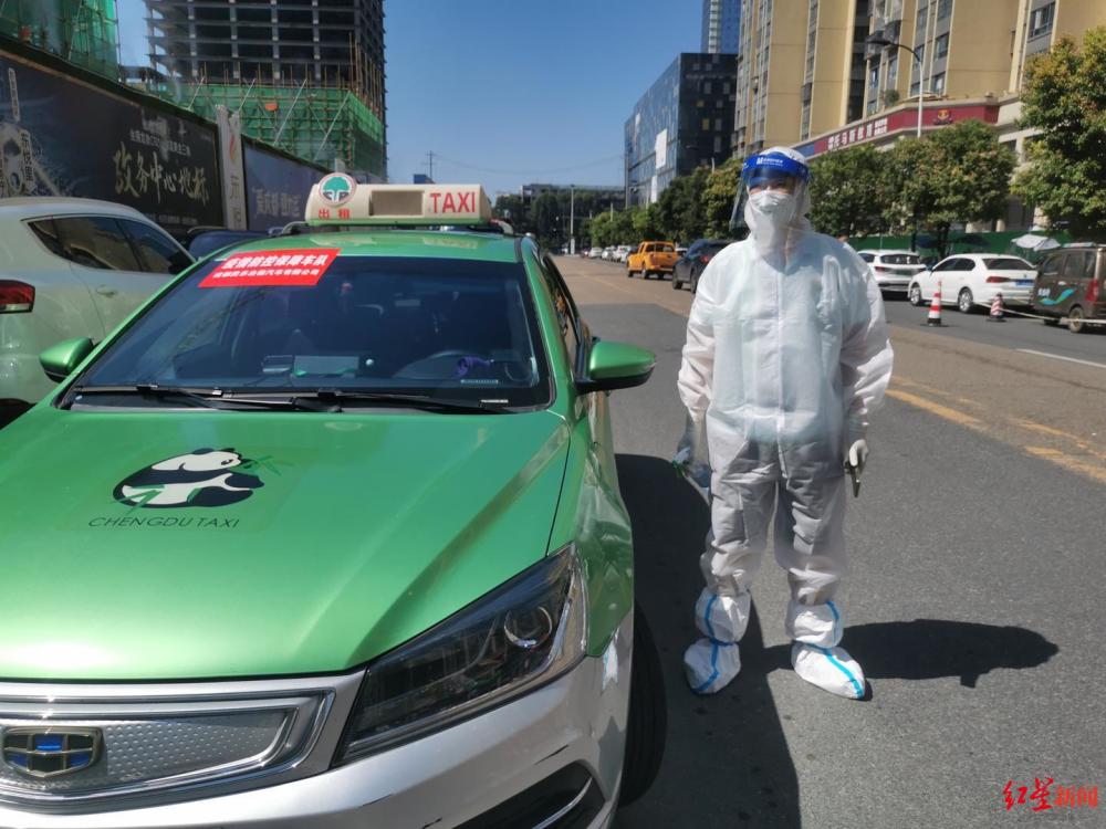 成都这支出租车战疫车队让绿色风景线穿梭在大街小巷