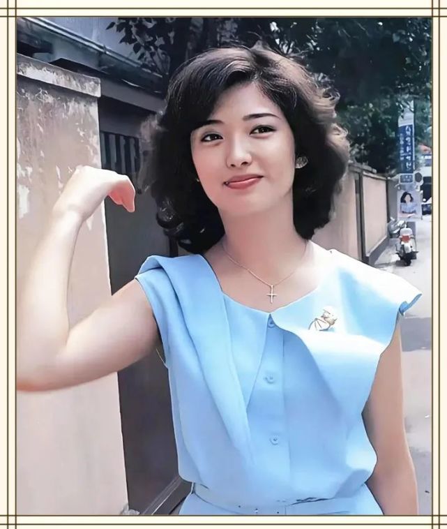 63岁山口百惠老成这样了,蓬松发微胖身材,背7千元包挺低调插图8