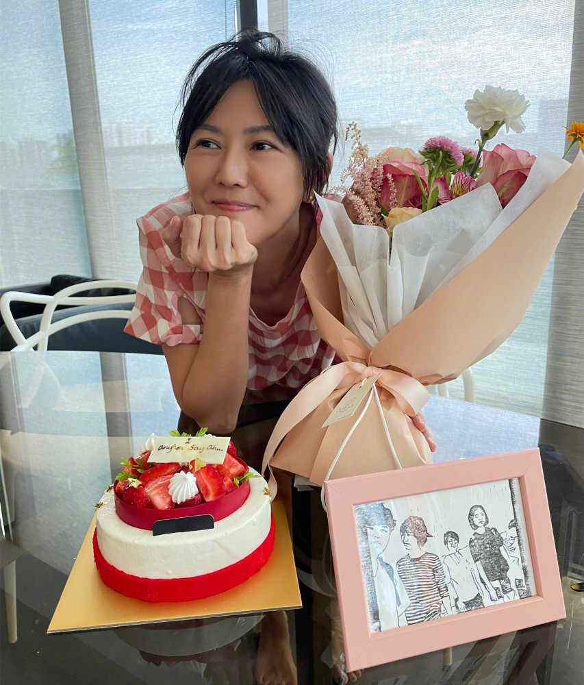 孙燕姿生日与老公罕秀恩爱44岁皮肤细腻似少女子女长高不少