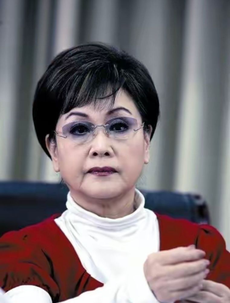 不信,你看李谷一老师这一头黑白交错的发型,在配合上适合自己的妆容