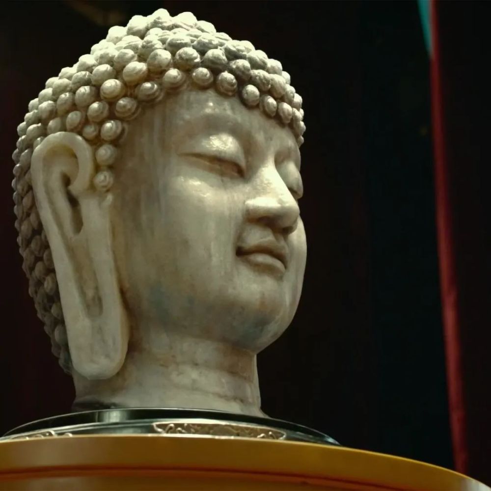 (图:《古董局中局》剧照)▼不过原物是个石刻雕塑电影《古董局中局》