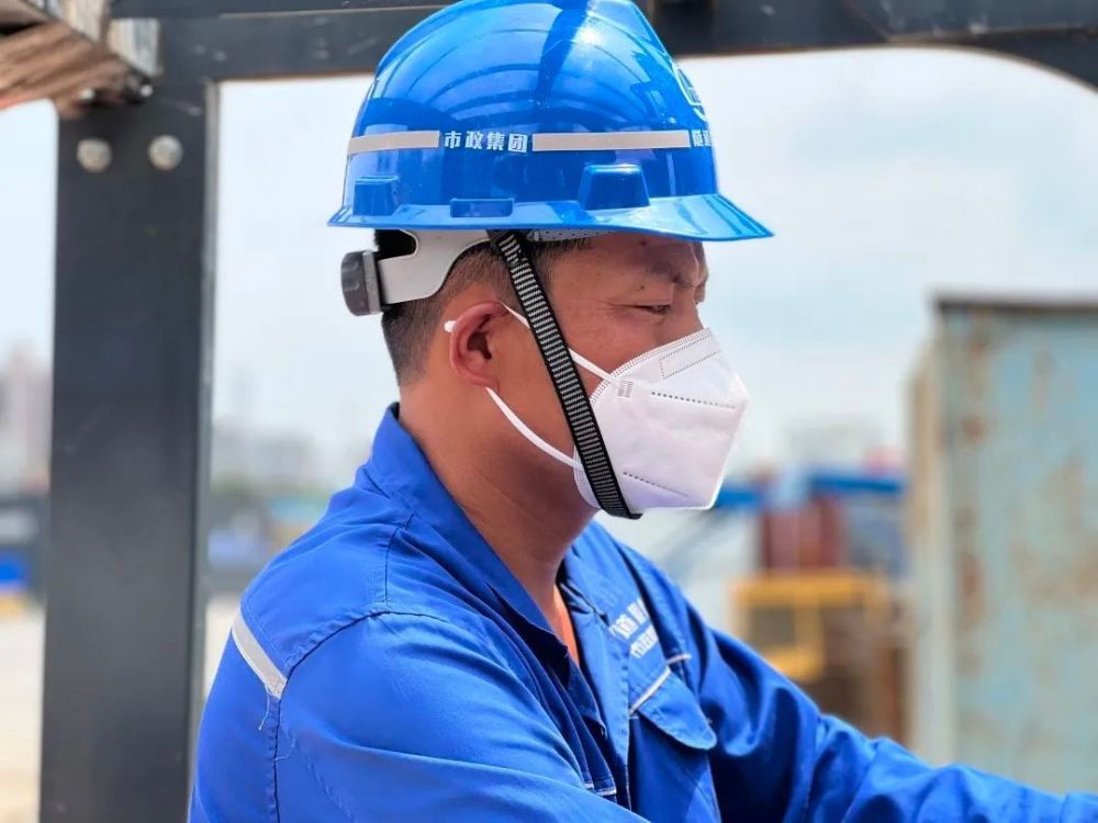 休息亭内不仅有空调,凉白开,还备有盐汽水,绿豆汤,盐水棒冰