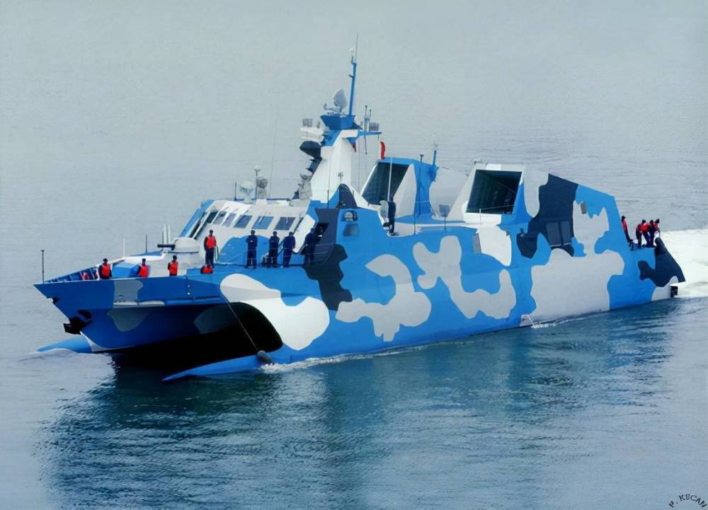 022导弹艇18年来首次展示弹仓左右4连发是否还需下代导弹艇