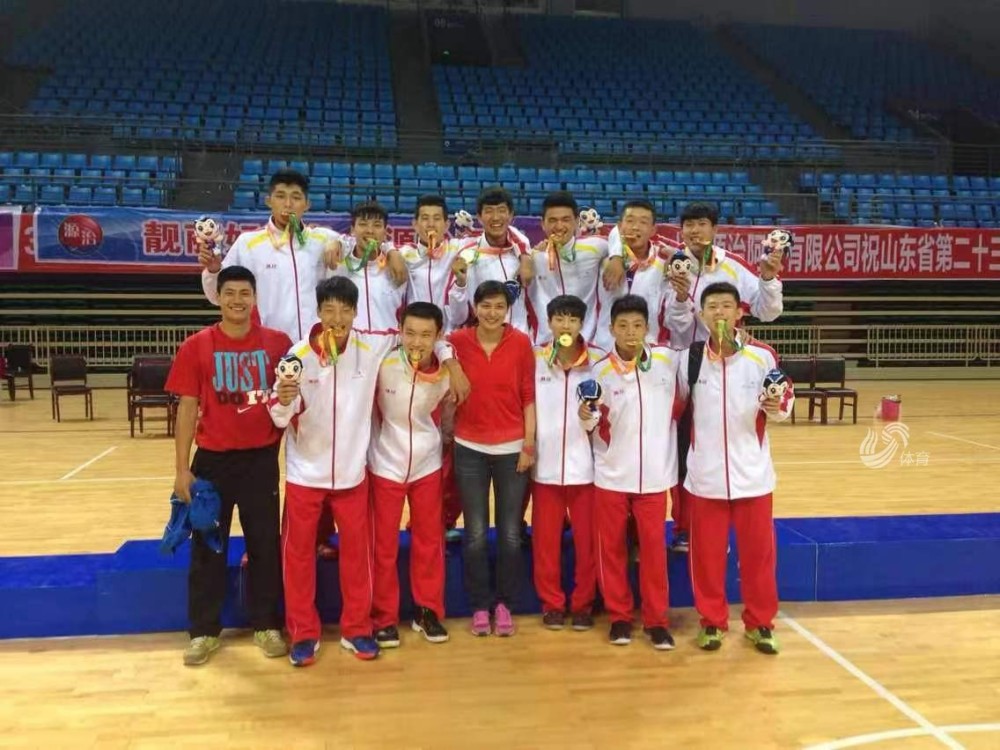 随后,初中毕业的王岚嵚进入潍坊一中篮球队,高中期间他和谢立石,王