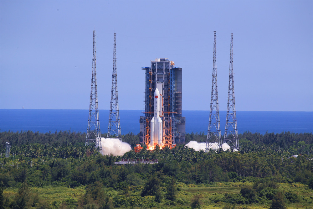 长征五号b遥三运载火箭搭载中国空间站问天实验舱在文昌航天发射场