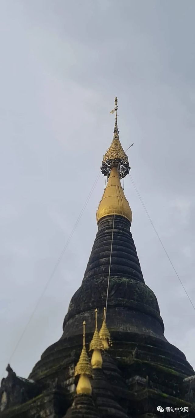 缅甸古佛塔被雷击中，塔尖掉落