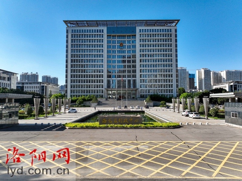 7月23日,记者在洛龙区政府看到,机关大楼围栏已经拆除,行政中心南广场