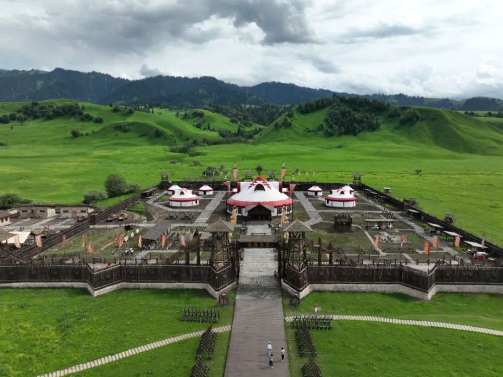 文化润疆新疆作协文学创作基地挂牌仪式在那拉提举行