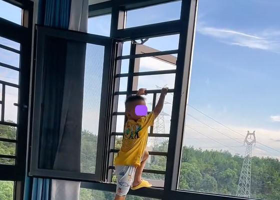 小男孩爬窗户看风景,母亲不着急还拿出手机拍照,好友:很危险