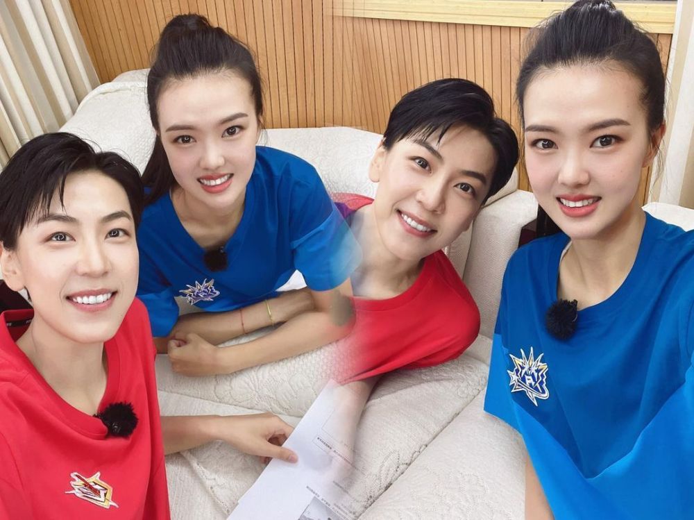 中国女排世界冠军张晓雅与张常宁同框送祝福_腾讯新闻