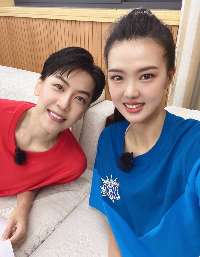 中国女排世界冠军张晓雅与张常宁同框送祝福_腾讯新闻