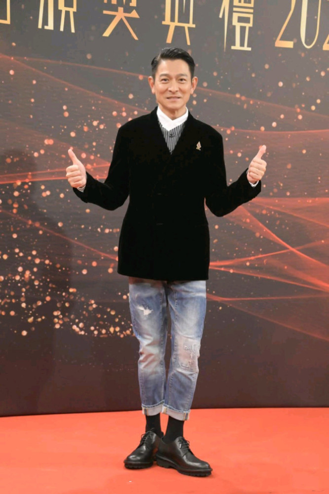 61岁刘德华坐镇金曲奖颁奖典礼,穿西装配牛仔裤,打扮偶像包袱重