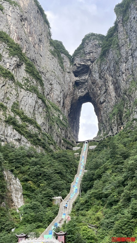 50层楼高秀跑酷张家界云纵天梯挑战最炫赛道