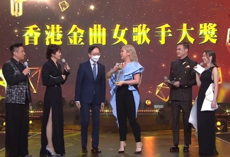 TVB办首届香港金曲颁奖礼！24人获奖却缺席显冷清，郑欣宜夺歌后