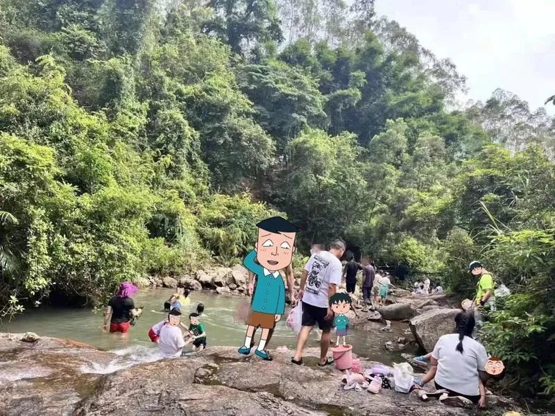 发现桂南村田心公园北坑水库水道无名水塘内有近10名小孩正在戏水,十