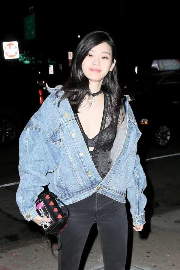 "奚梦瑶"不愧是豪门阔太,穿牛仔外套配蕾丝衫格外时髦,真高级