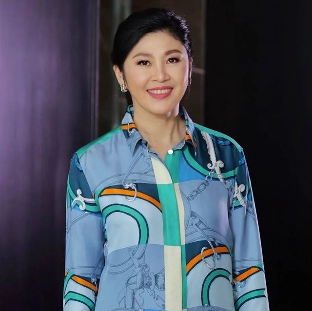 55岁泰国前总理英拉和哥哥吃饭手拎爱马仕显贵气完胜两个富婆侄女