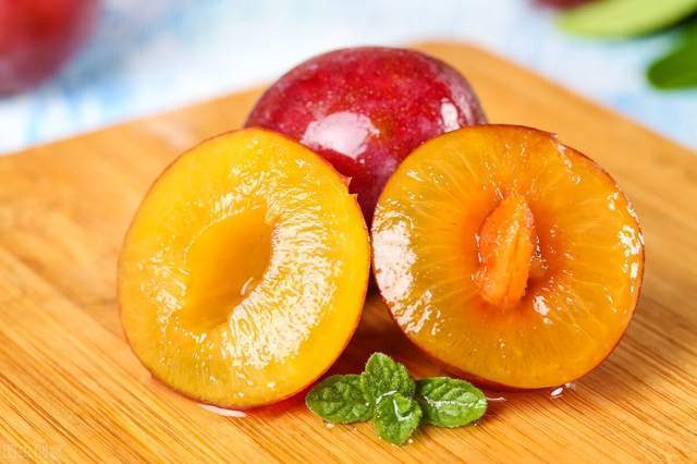 其饮食一定要注意控制糖分的摄入,而西梅作为一种水果,味道香软甘甜