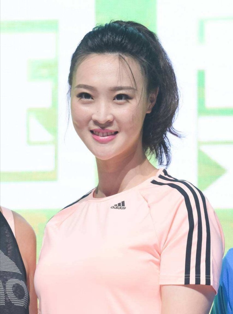 惠若琪人美心善家庭幸福!退役后积极推广排球,是真正排球人!_腾讯新闻