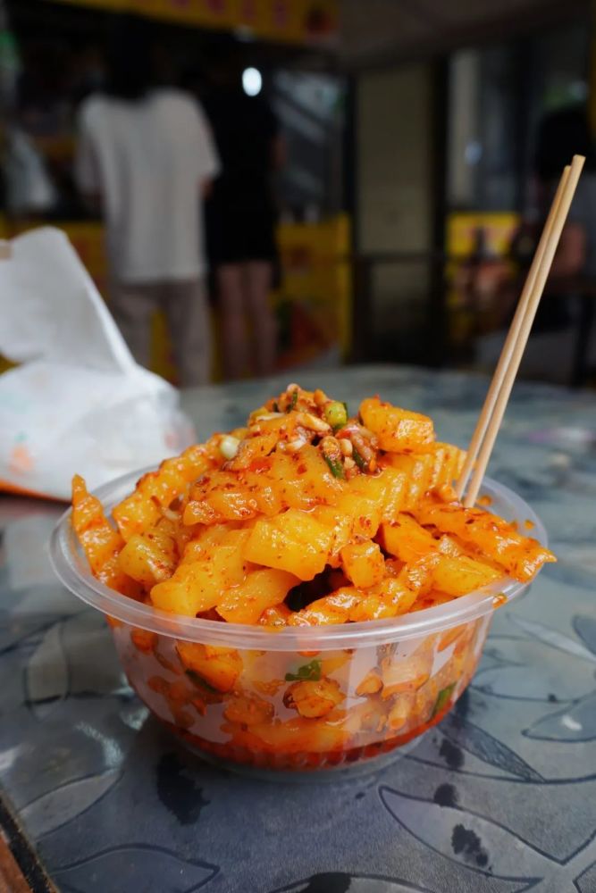 老板儿,多加折耳根和辣椒,硬是说起都吞清口水~tips遂宁街头小吃刘记