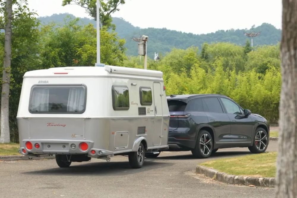 开着50万的蔚来拖1000kg房车,老司机都不会倒车了?_腾讯新闻