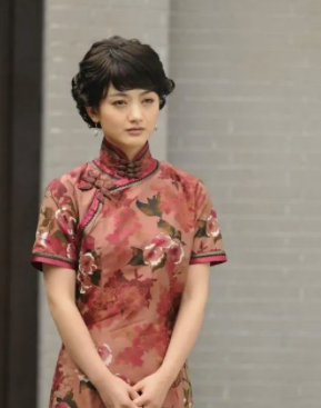 女演员朱杰近况曝光现身医院打扮低调一脸素颜宛如女大学生