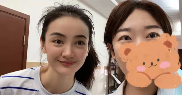 女演员朱杰近况曝光,现身医院打扮低调,一脸素颜宛如女大学生