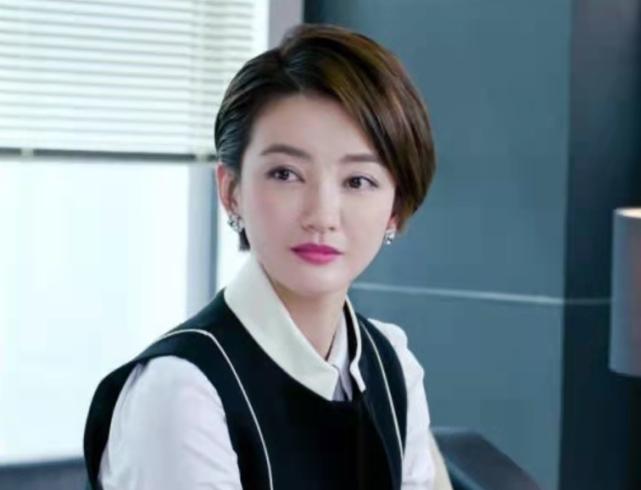 女演员朱杰近况曝光现身医院打扮低调一脸素颜宛如女大学生