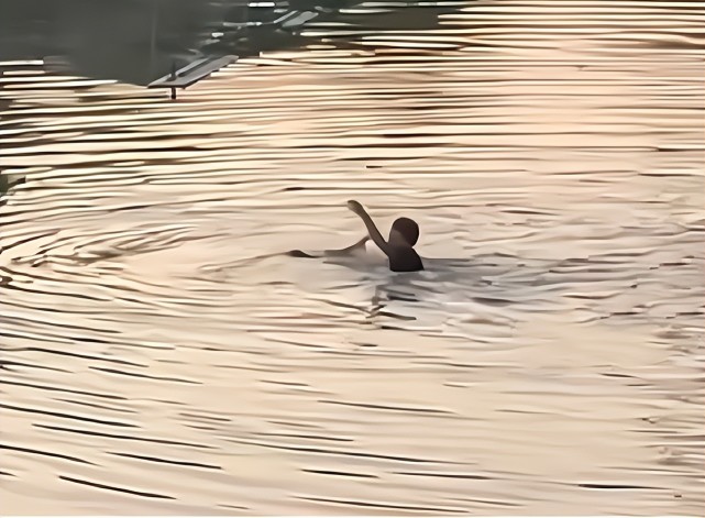 广东女子吵架闹脾气跳河旱鸭子男友下水营救溺亡遗体已被找到