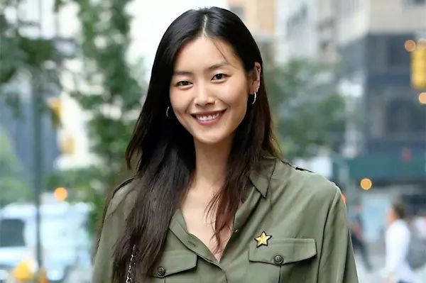 2012年,她与calvin klein,hugo boss以及雅诗兰黛等大牌合作,以第一个