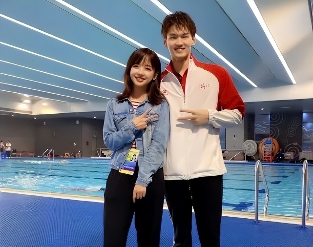 徐嘉余携女友和王冰冰三人约会,无情甩掉她和冰冰在一起_腾讯新闻