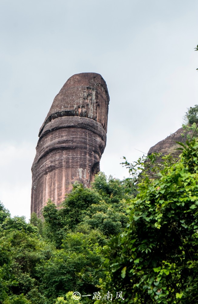 它形象地代表着男性昂扬向上的力量,丹霞山风景区内还有一块阴元石和
