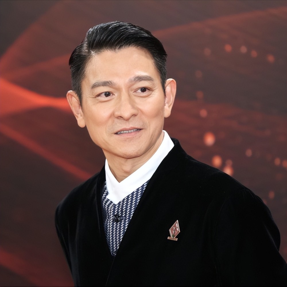 60岁刘德华现身金曲奖典礼!西服牛仔裤玩混搭,手捧奖杯紧抿嘴唇插图2