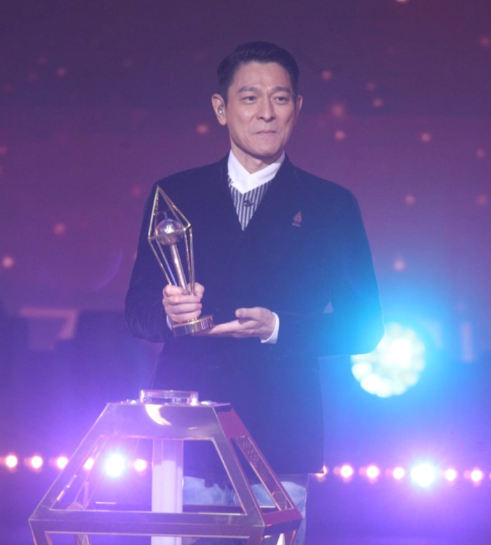 60岁刘德华现身金曲奖典礼!西服牛仔裤玩混搭,手捧奖杯紧抿嘴唇插图3