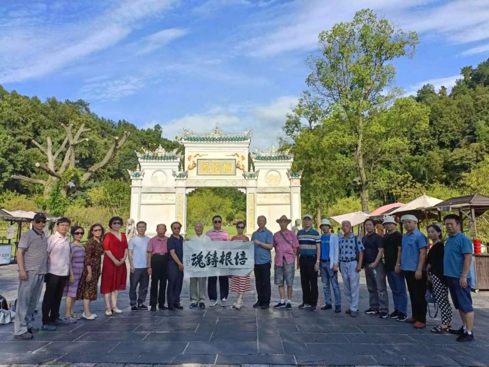 馆 馆员胡静怡,龚笃清,陈先枢,熊东遨,欧阳慧龄,吕可夫,杨虹,郑宪春