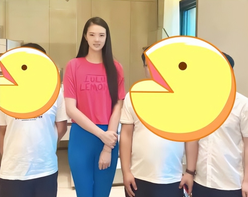 张常宁验收婚房很满意,跟工人合影表示感谢!