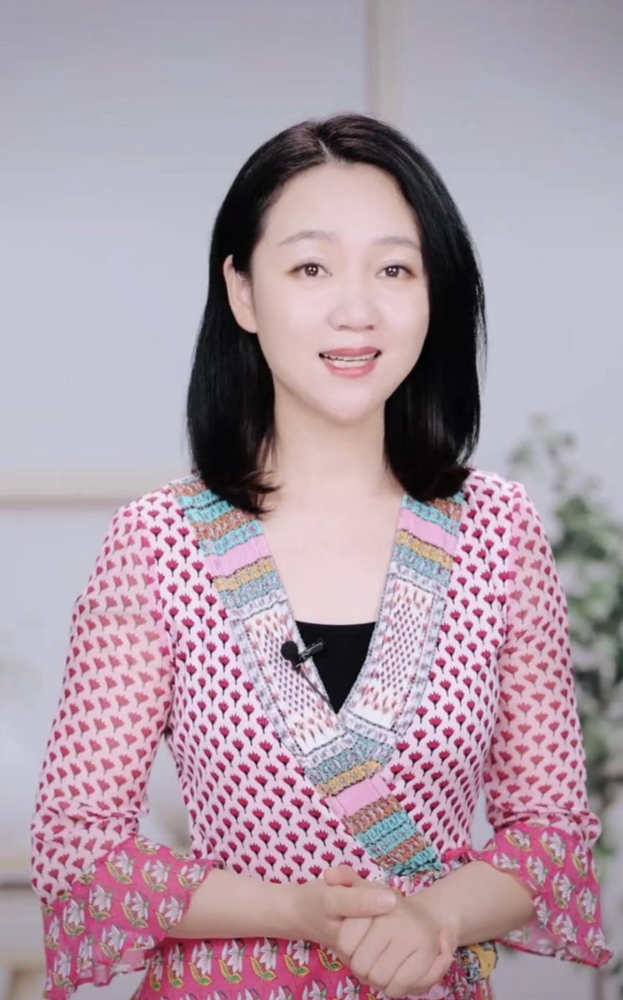 知名主持人周群近况曝光在高铁车厢中跳舞扭腰摆手引起争议