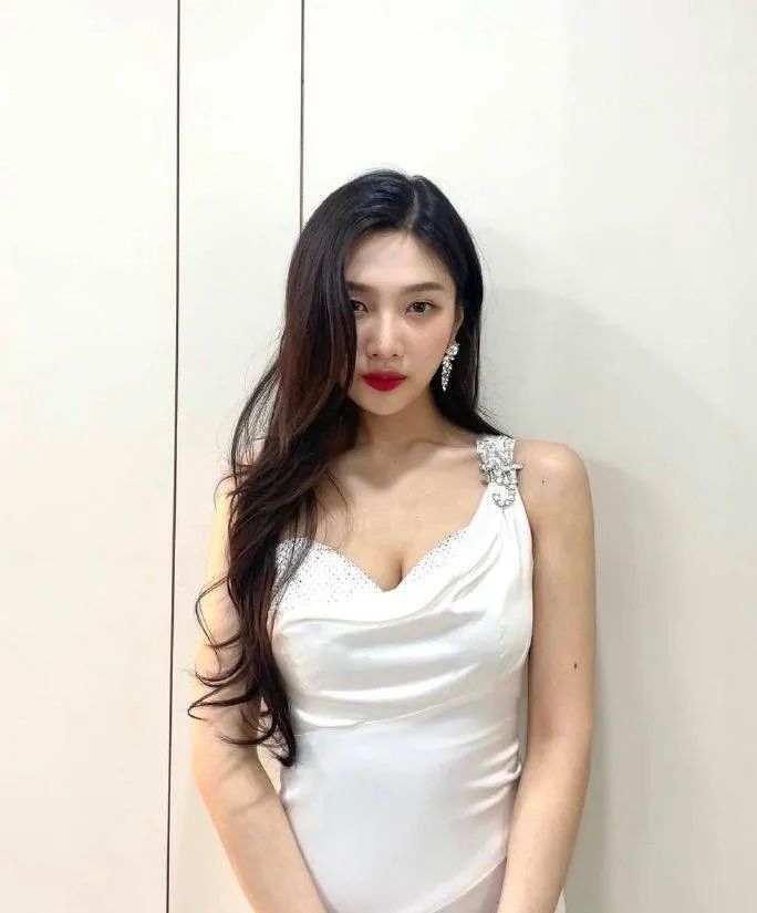 96年韩国小花撞衫迪丽热巴，演绎纯欲白裙谁更出彩？