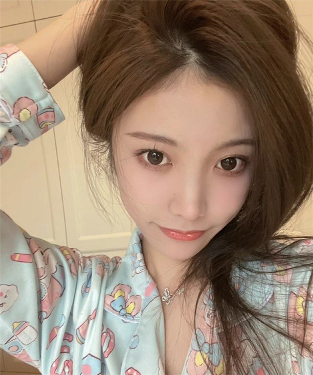 严君泽老婆开播"首秀",姿态看得挪不开眼:旁边那男助理走开啊