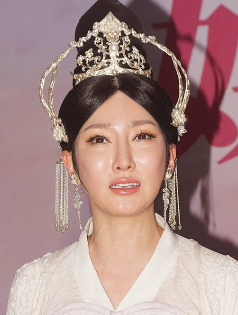 "反拿话筒"假唱事件后,跌落神坛的萨顶顶去哪了?插图24