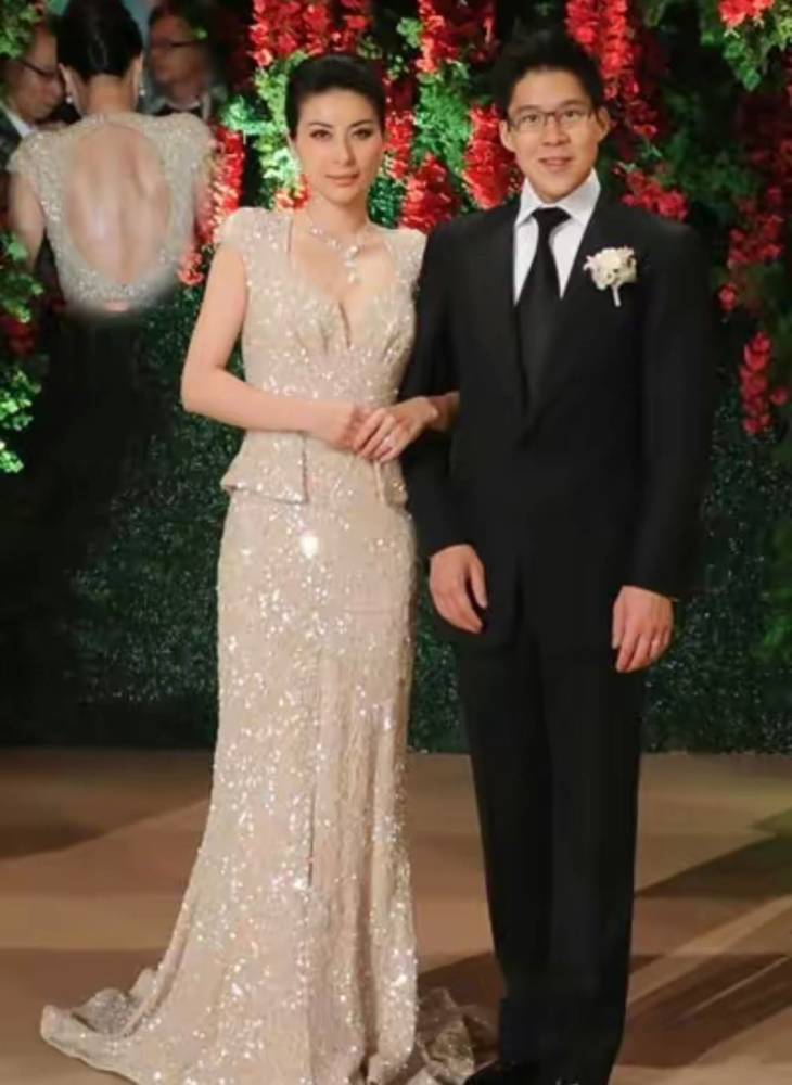 郭晶晶同框超模吕燕,穿深紫色斜肩上衣配直筒裤,气场完全不输插图7