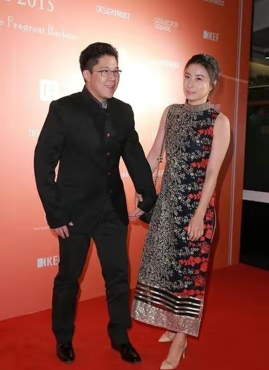 郭晶晶同框超模吕燕,穿深紫色斜肩上衣配直筒裤,气场完全不输插图8