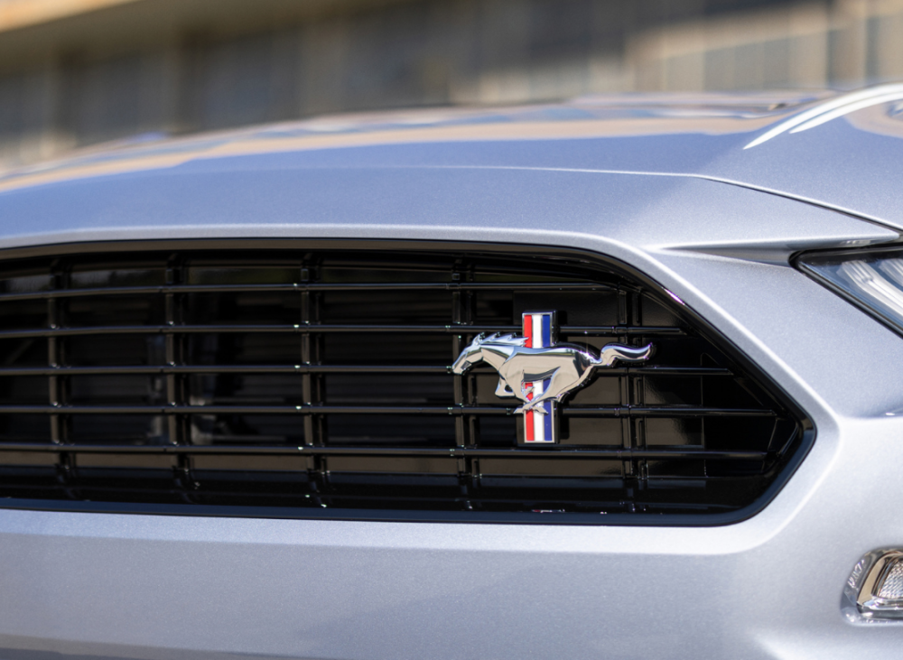 亲民"肌肉跑车"更新,马儿车标偏置,38.28万就有百万气场